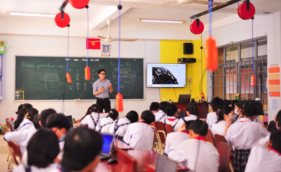 Khu bàn giáo viên và tài liệu