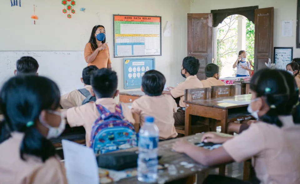 Giáo viên đang giảng bài